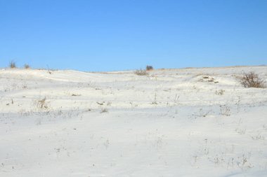 Bozkırda kış manzarası, karla kaplı kar.
