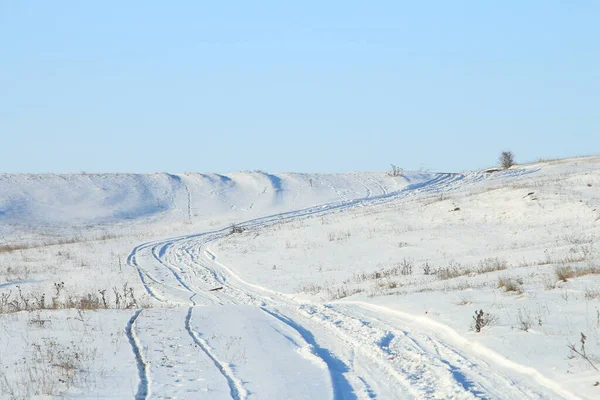 Kışın kar tarlasında yol