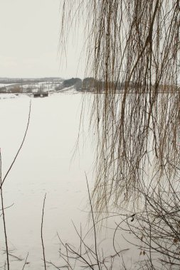 Donmuş bir nehirde kış manzarası