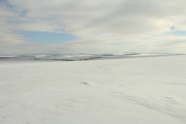 Karla kaplı dağlarla kaplı kış manzarası