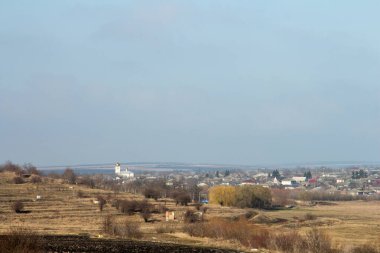 Baharda bir tarlanın manzarası