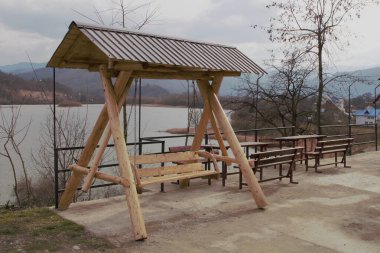 Dağlardaki nehir manzarası