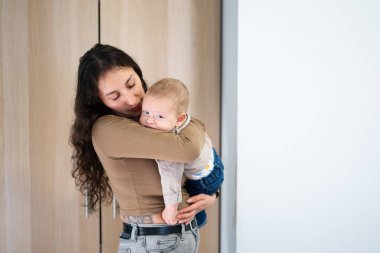 Annem bebeğini şefkat ve sevgiyle kucaklıyor.