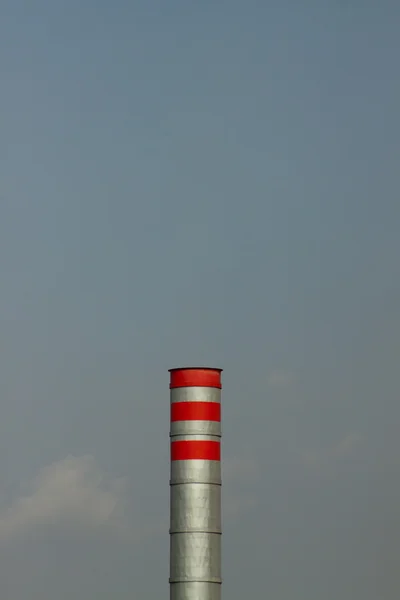 Duman desteye sahip mavi gökyüzü arka plan