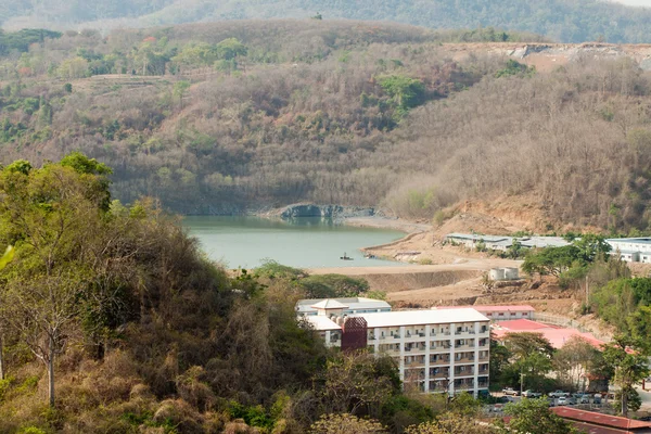 Lake hotel arkasında