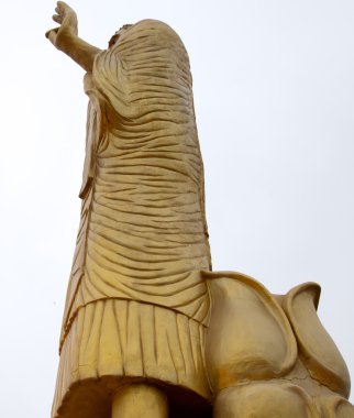 Durmak için dev altın bhuddha.