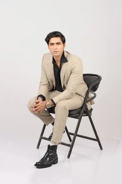 sandalyede oturan genç adam