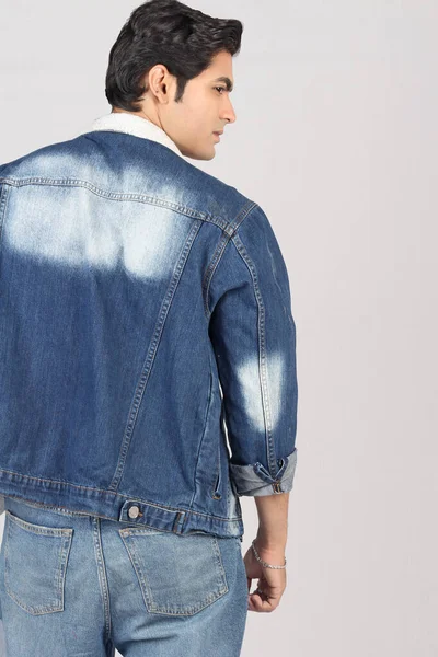 Mavi kot ceketli genç adam.