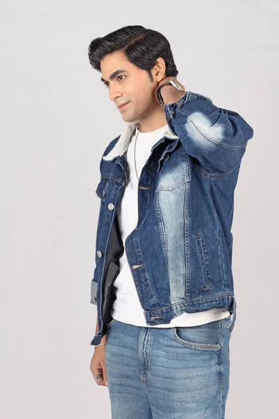 Kot giyen genç Hintli adam.