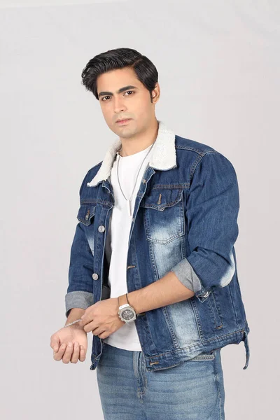 Beyaz arka planda duran Hintli bir adamın portresi