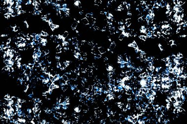 Siyah bir arkaplanda parlak soyut materyal