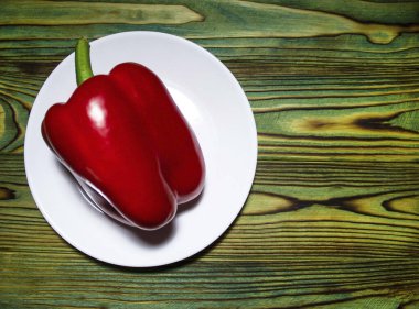 Yeşil arka planda tatlı kırmızı biber