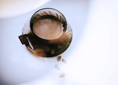 Sabah kahvesi, fındık ve çikolata.