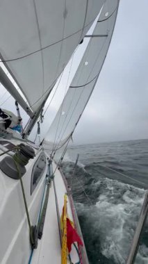 Dinamik yelken atışı güçlü rüzgarda yelken ve ipleri gösteriyor.. 