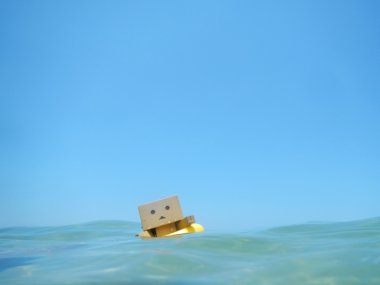 Danbo üzerinde serinletici bir mavi denizde yüzen bir yüzük cankurtaran.
