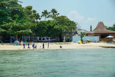 11 Ekim 2025. Jepara, Merkez Java, Endonezya. Sahilin atmosferi sahilde oynayan okul çocuklarıyla dolu..