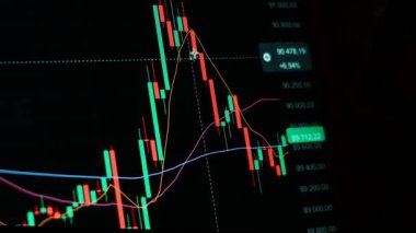 Finansal piyasadaki kripto para biriminin dijital bir grafiği gündelik olarak yükseldiğini veya düştüğünü gösteriyor. Bitcoin değeri ve kriz sırasında dijital varlık yatırımcıları için bir dolar. Tüccar kârı.