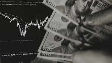 Finansal piyasadaki kripto para biriminin dijital bir grafiği gündelik olarak yükseldiğini veya düştüğünü gösteriyor. Bitcoin değeri ve kriz sırasında dijital varlık yatırımcıları için bir dolar. Tüccar kârı.