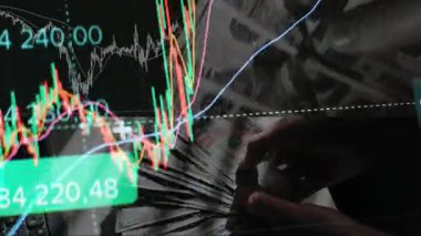 Finansal piyasadaki kripto para biriminin dijital bir grafiği gündelik olarak yükseldiğini veya düştüğünü gösteriyor. Bitcoin değeri ve kriz sırasında dijital varlık yatırımcıları için bir dolar. Tüccar kârı.