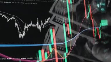 Finansal piyasadaki kripto para biriminin dijital bir grafiği gündelik olarak yükseldiğini veya düştüğünü gösteriyor. Bitcoin değeri ve kriz sırasında dijital varlık yatırımcıları için bir dolar. Tüccar kârı.