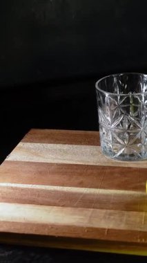 Rom, kola ve bardakta buzla yapılan nefis alkollü kokteyller geceleri dinlenmek ve yazın ferahlamak için. Baharat ve aroma için yeşil limon. Barmen ve bar.