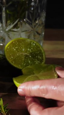 Rom, kola ve bardakta buzla yapılan nefis alkollü kokteyller geceleri dinlenmek ve yazın ferahlamak için. Baharat ve aroma için yeşil limon. Barmen ve bar.