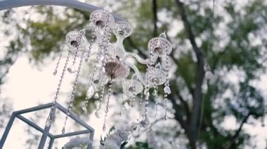 Gelin ve damadın düğün töreninden önce nehir kıyısındaki beyaz gül çiçekleri, romantik bir dekor.