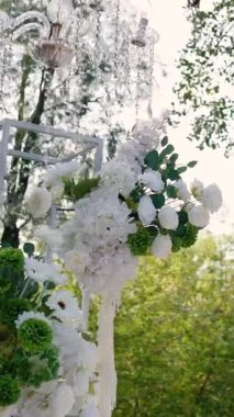 Gelin ve damadın düğün töreninden önce nehir kıyısındaki beyaz gül çiçekleri, romantik bir dekor.