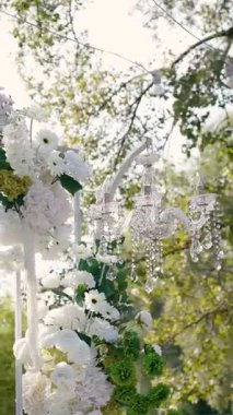 Gelin ve damadın düğün töreninden önce nehir kıyısındaki beyaz gül çiçekleri, romantik bir dekor.