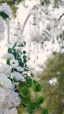 Gelin ve damadın düğün töreninden önce nehir kıyısındaki beyaz gül çiçekleri, romantik bir dekor.