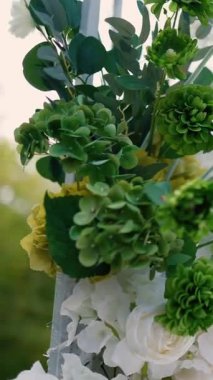 Gelin ve damadın düğün töreninden önce nehir kıyısındaki beyaz gül çiçekleri, romantik bir dekor.