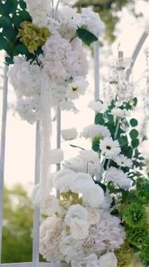 Gelin ve damadın düğün töreninden önce nehir kıyısındaki beyaz gül çiçekleri, romantik bir dekor.