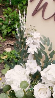 Gelin ve damadın düğün töreninden önce nehir kıyısındaki beyaz gül çiçekleri, romantik bir dekor.