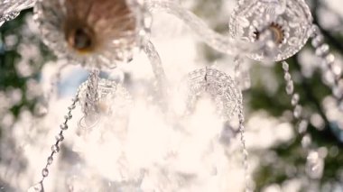 Cam bir avize ve güneş ışığında parlayan kristal bir avize. Güzel yansımalar ve ışınlar, bir ışık oyunu. Tören için düğün kemeri dekoru..