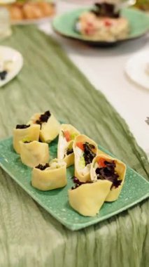 Restoranda ya da otelde ziyafet masasında abur cubur servisi. Doğum gününde dekore edilmiş yemekler, düğün kutlaması ya da iş konferans salonu