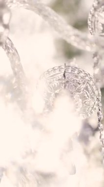 Cam bir avize ve güneş ışığında parlayan kristal bir avize. Güzel yansımalar ve ışınlar, bir ışık oyunu. Tören için düğün kemeri dekoru.