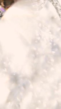 Cam bir avize ve güneş ışığında parlayan kristal bir avize. Güzel yansımalar ve ışınlar, bir ışık oyunu. Tören için düğün kemeri dekoru.