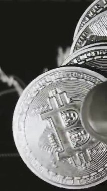 Finansal piyasadaki kripto para biriminin dijital bir grafiği gündelik olarak yükseldiğini veya düştüğünü gösteriyor. Bitcoin değeri ve kriz sırasında dijital varlık yatırımcıları için bir dolar. Tüccar kârı.