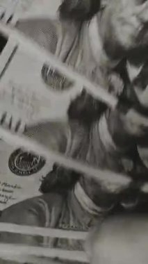 Finansal piyasadaki kripto para biriminin dijital bir grafiği gündelik olarak yükseldiğini veya düştüğünü gösteriyor. Bitcoin değeri ve kriz sırasında dijital varlık yatırımcıları için bir dolar. Tüccar kârı.