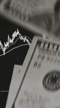 Finansal piyasadaki kripto para biriminin dijital bir grafiği gündelik olarak yükseldiğini veya düştüğünü gösteriyor. Bitcoin değeri ve kriz sırasında dijital varlık yatırımcıları için bir dolar. Tüccar kârı.