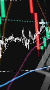 Finansal piyasadaki kripto para biriminin dijital bir grafiği gündelik olarak yükseldiğini veya düştüğünü gösteriyor. Bitcoin değeri ve kriz sırasında dijital varlık yatırımcıları için bir dolar. Tüccar kârı.