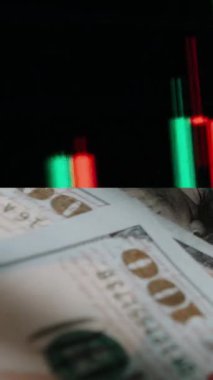 Finansal piyasadaki kripto para biriminin dijital bir grafiği gündelik olarak yükseldiğini veya düştüğünü gösteriyor. Bitcoin değeri ve kriz sırasında dijital varlık yatırımcıları için bir dolar. Tüccar kârı.