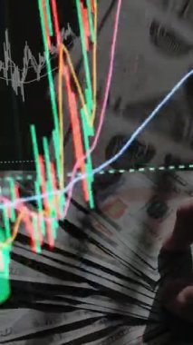 Finansal piyasadaki kripto para biriminin dijital bir grafiği gündelik olarak yükseldiğini veya düştüğünü gösteriyor. Bitcoin değeri ve kriz sırasında dijital varlık yatırımcıları için bir dolar. Tüccar kârı.