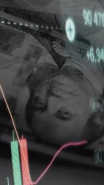 Finansal piyasadaki kripto para biriminin dijital bir grafiği gündelik olarak yükseldiğini veya düştüğünü gösteriyor. Bitcoin değeri ve kriz sırasında dijital varlık yatırımcıları için bir dolar. Tüccar kârı.