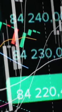 Finansal piyasadaki kripto para biriminin dijital bir grafiği gündelik olarak yükseldiğini veya düştüğünü gösteriyor. Bitcoin değeri ve kriz sırasında dijital varlık yatırımcıları için bir dolar. Tüccar kârı.