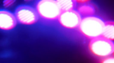 Güneş parıldıyor, kameraya geçiş için siyah arka planda lens parlıyor. Renkli ışınlar