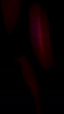 Güneş parıldıyor, kameraya geçiş için siyah arka planda lens parlıyor. Renkli ışınlar