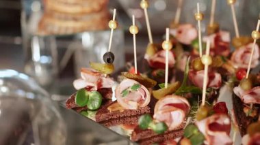 Restoranda ya da otelde ziyafet masasında abur cubur servisi. Doğum gününde dekore edilmiş yemekler, düğün kutlaması ya da iş konferans salonu