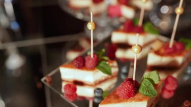 Meyveler, kekler ve tatlılar bir iş etkinliğinden ya da diğer kutlamalardan önce ziyafet masasında. Misafirler için tatlı içecekler.