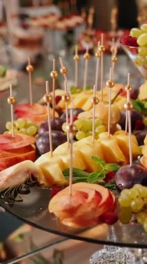 Meyveler, kekler ve tatlılar bir iş etkinliğinden ya da diğer kutlamalardan önce ziyafet masasında. Misafirler için tatlı içecekler.